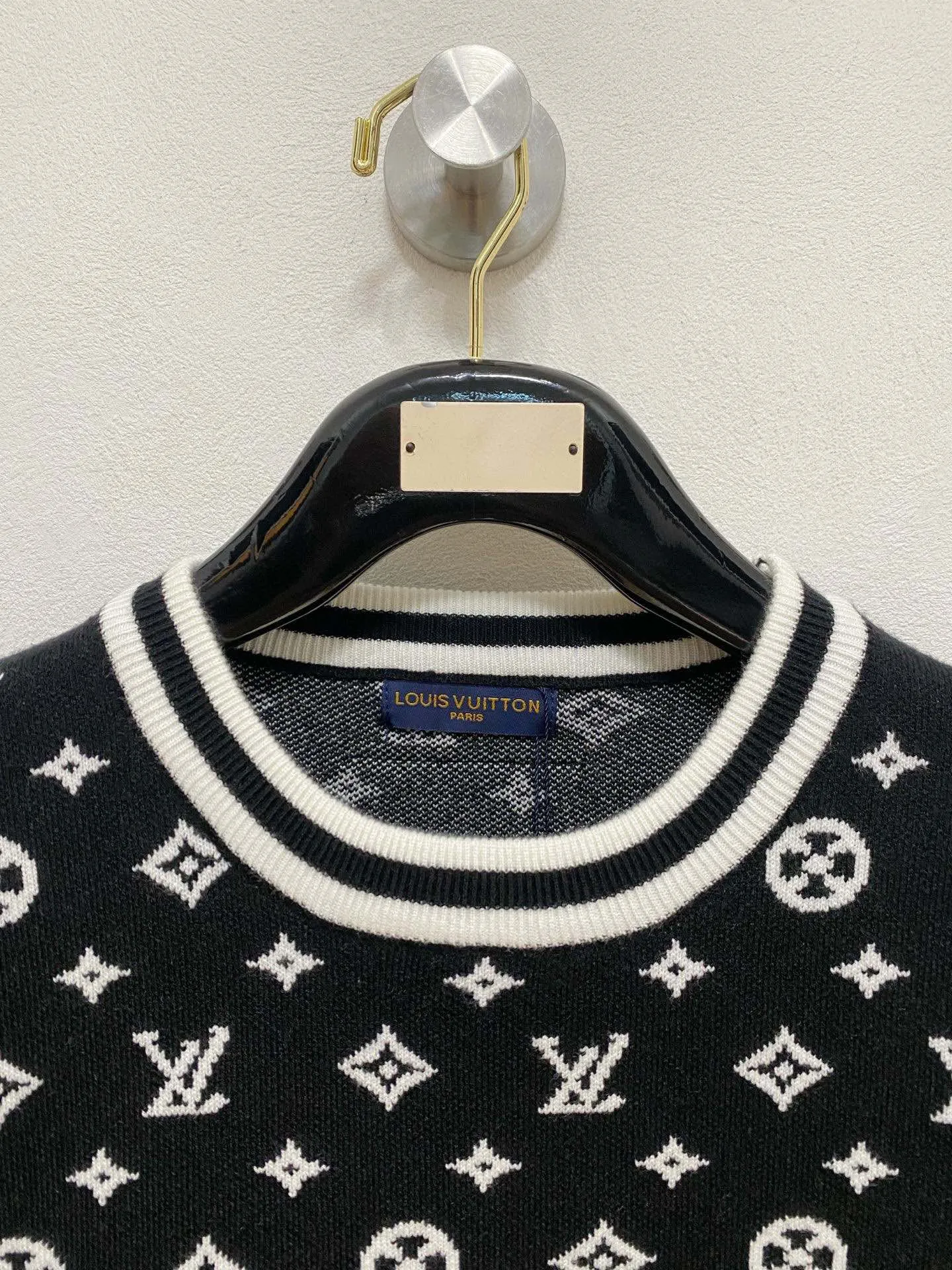 🅿️440 [LV Louis Vuitton] Autumn and winter classic lapel sweater, in full condition! ! ! Wool blended fabric, the latest model in 2025, golden ratio! ! Slim-fitting soft gold, versatile and practical item, the combination and practicality are extremely powerful, simple and elegant, and classy! To create your own style, it is highly recommended to buy it in two colors. The standard slim fit tailoring process is suitable for both young and old men. It is knitted from wool and will not cause any discomfort! While keeping warm, it is stylish, textured and wearable, and the classic logo with contrasting colors on the chest feels in place! ! Recommended for regular customers! ! Size M-3XL (maximum wear: 190 pounds)
